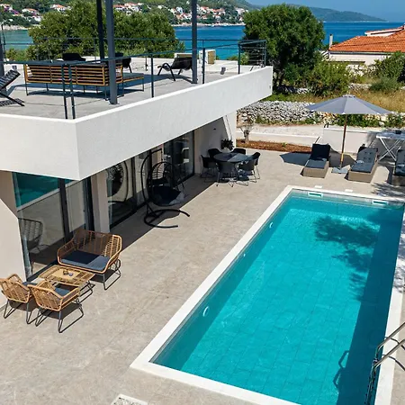 In With Outdoor Swimming Pool Holiday home Prizba